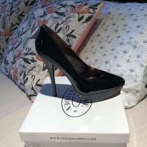 Steve Madden 5 1/2 inch black patent pumps